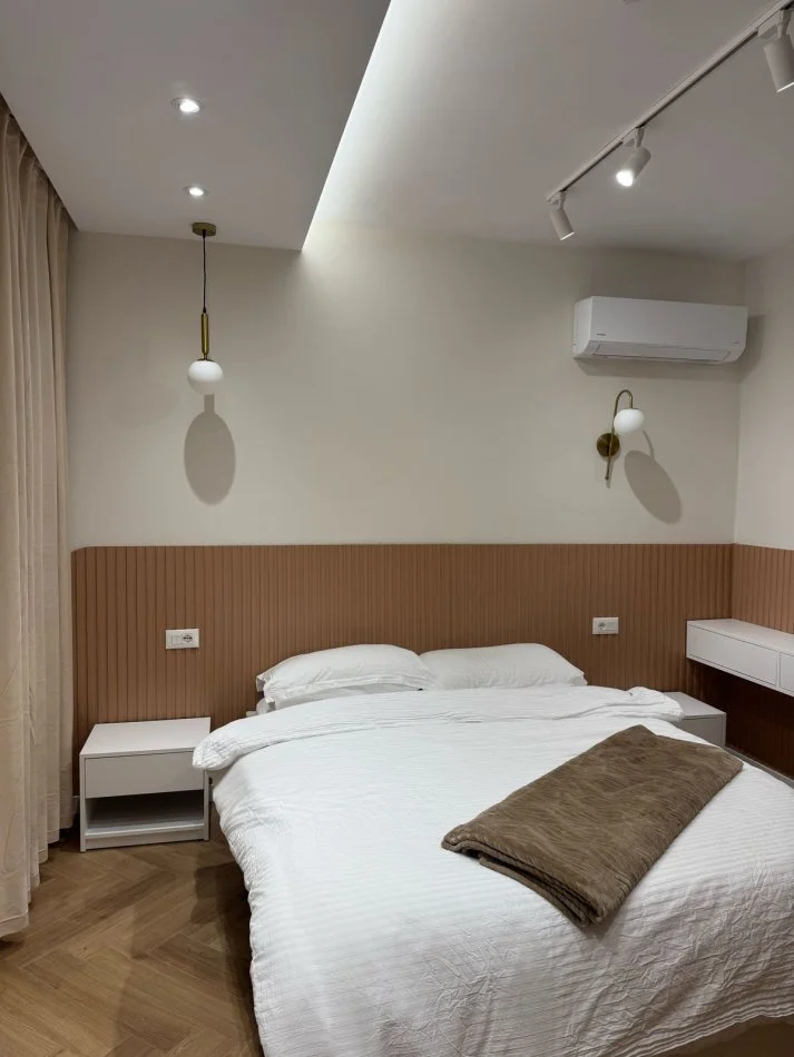 Tirane, jepet me qera apartament 1+1+Ballkon Kati 1, 55 m² 450 € (rruga 5 Maj)