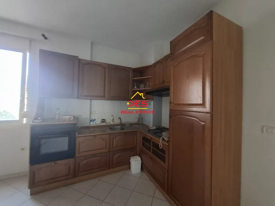 Vlore, shitet apartament 1+1+Ballkon Kati 2, 75 m² 130.000 € (Rruga Gjergj Kastrioti)
