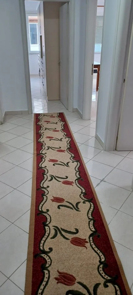 Tirane, jepet me qera apartament 2+1+Ballkon Kati 4, 95 m² 400 € (rruga Muhamet Deliu)