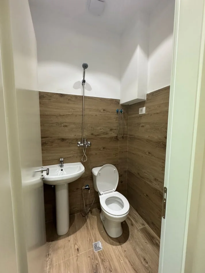 Tirane, jepet me qera apartament 1+1 Kati 0, 52 m² 650 € 