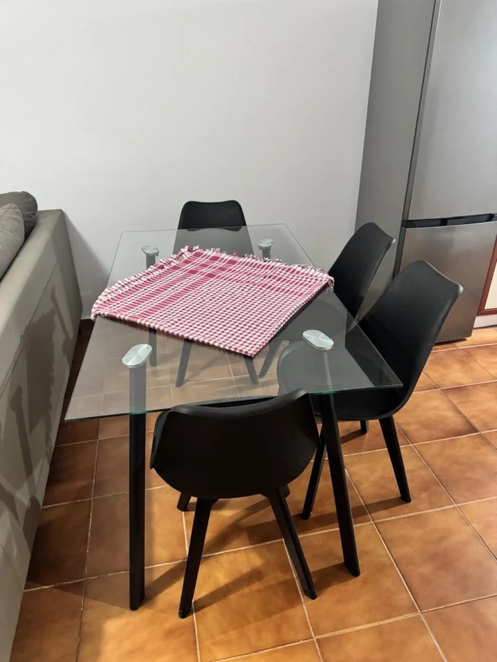 Tirane, jepet me qera apartament 1+1+Ballkon Kati 5, 65 m² 450 € (Blloku Gintash Laprake)