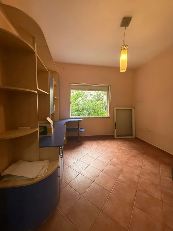 Tirane, jepet me qera apartament 2+1 , 104 m² 900 € 