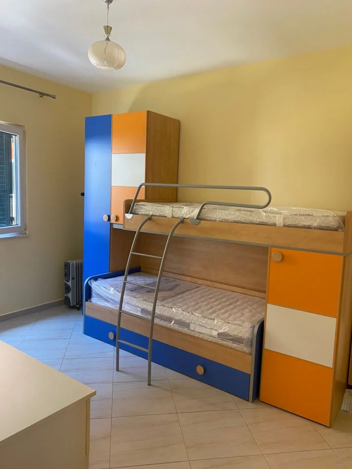 Tirane, jepet me qera apartament 2+1+2 Tualete+Ballkon , 600 € (Liqeni Thate)