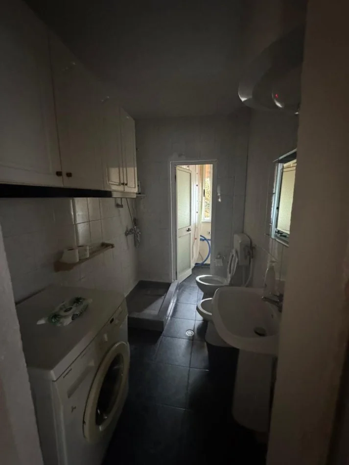 Tirane, jepet me qera apartament 1+1+Ballkon Kati 3, 65 m² 400 € (Rruga e Kavajes , prane condor center , prane xhino bar)