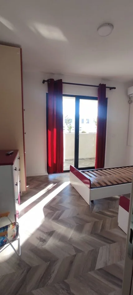 Tirane, jepet me qera apartament 2+1+Ballkon Kati 4, 120 m² 500 € (ne fund te rruges 5 Maj)