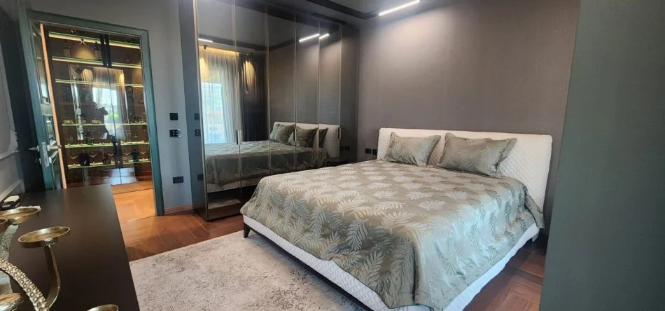 Tirane, shitet apartament 3+1+Aneks+Ballkon , 340 m² (prane Teg)