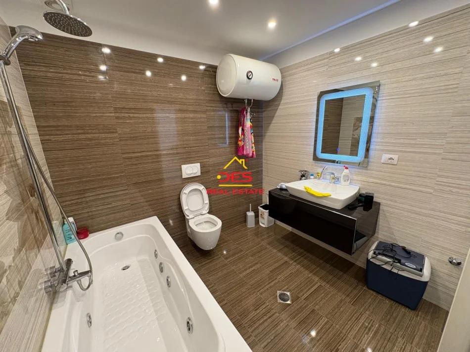 Vlore, shitet apartament 2+1+Ballkon Kati 5, 110 m² (Rruga Murat Tërbaci)