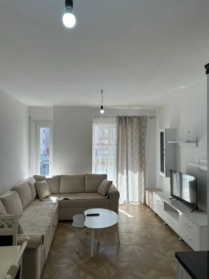 Tirane, jepet me qera apartament 2+1+Ballkon Kati 2, 102 m² 450 € (rruga sokrat miho)