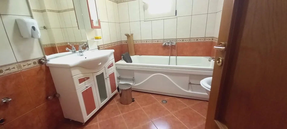 Tirane, jepet me qera Kati 2, 156 m² 2,000 € (Jepet per Qira Zyre ne Bllok , Tirane !)