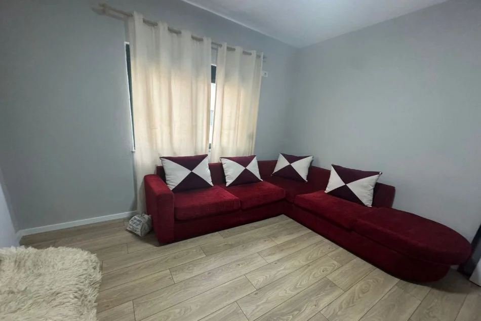 Tirane, jepet me qera apartament 2+1+Ballkon Kati 4, 100 m² 500 € (rruga e thesarit)
