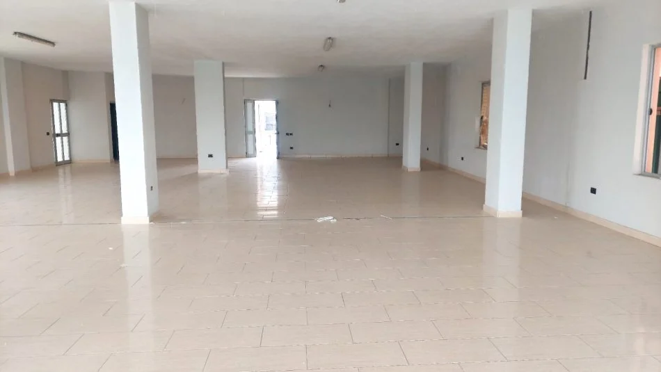 Tirane, jepet me qera magazine Kati 1, 220 m² 500 € (Mezez)