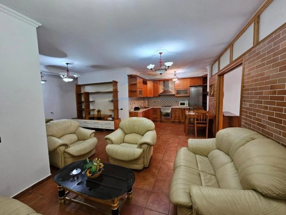 Shitet, Apartament 2+1 Myslym Shyri, Tiranë.