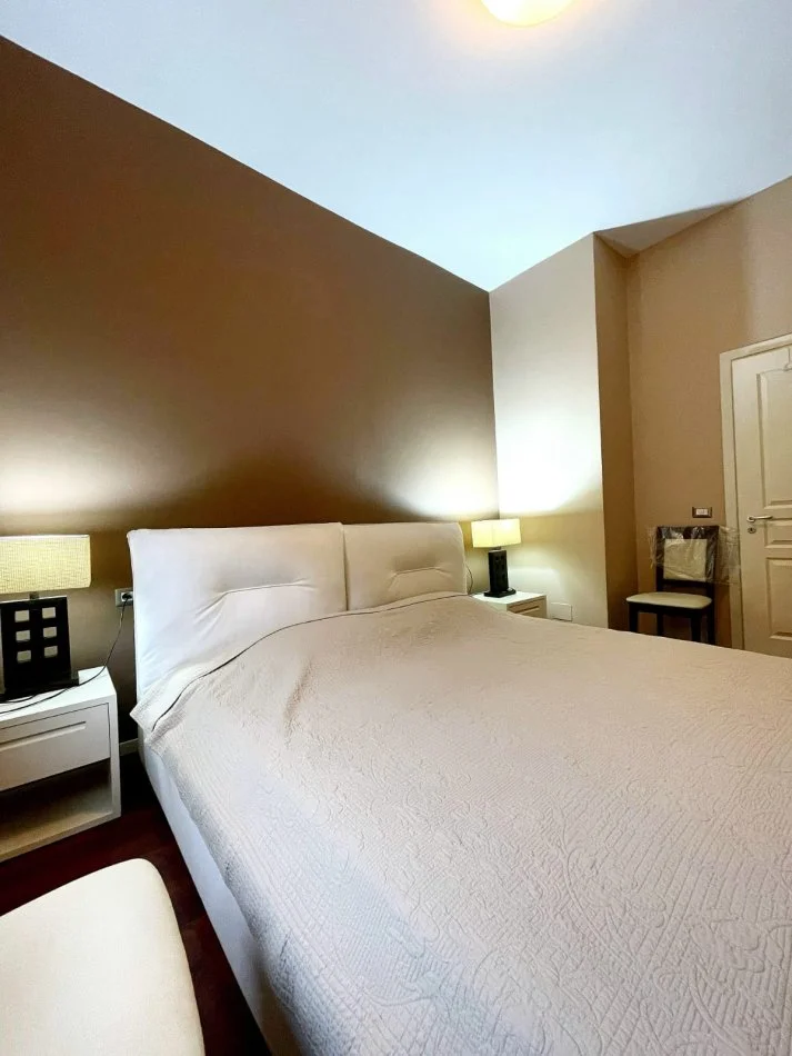 Jepet me qera apartament 2+1+Ballkon Kati 5, 110 m² 800 € (Blloku, Libri Universitar)