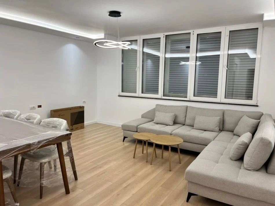 Tirane, jepet me qera apartament 2+1 Kati 6, 800 € (komuna e parisit)