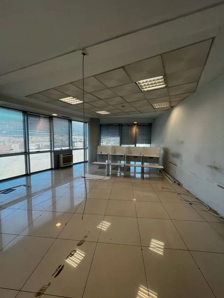 Tirane, jepet me qera ambjent biznesi , 270 m² 2.500 € (Selvia)