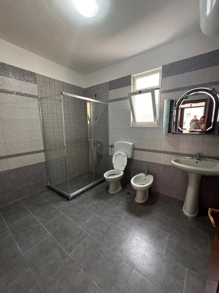 Durres, jepet me qera shtepi 2+1+2 Kati 2, 100 m² 400 € (STACIONI TRENIT DURRES!)