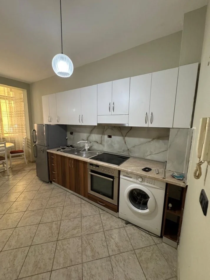 Tirane, jepet me qera apartament duplex 1+1 Kati 3, 500 € (Rruga e kavajes)