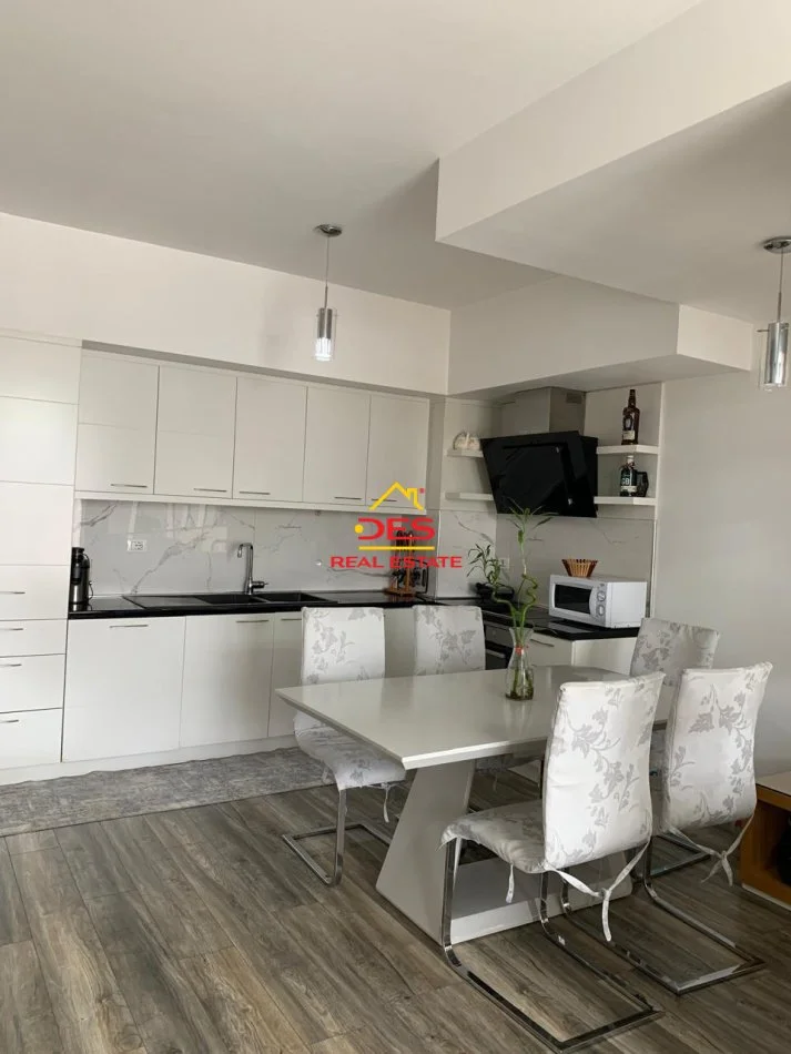 Vlore, jepet me qera apartament 2+1+Ballkon Kati 9, 130 m² 700 € (Rruga Naim Frashëri)
