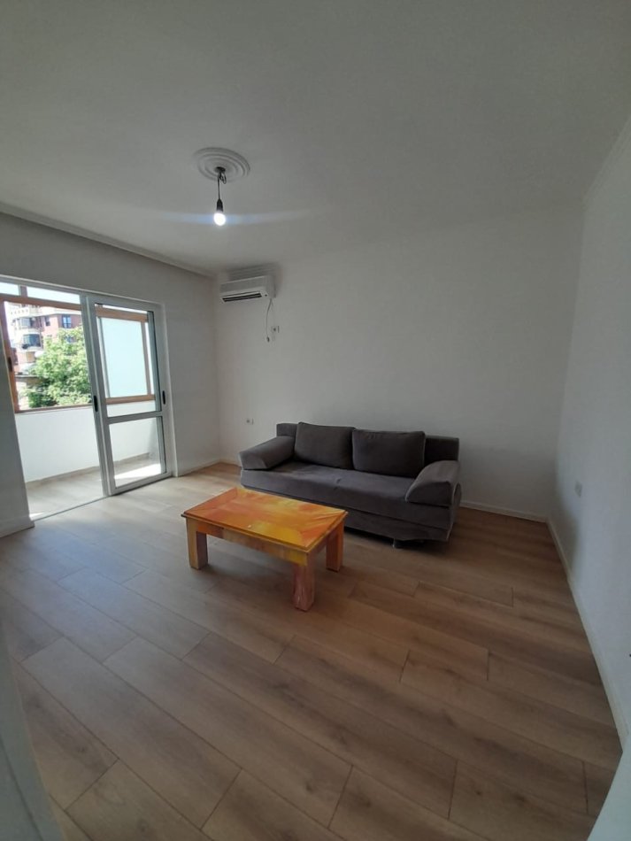 Tirane, jepet me qera apartament 1+1+Ballkon Kati 4, 60 m² 400 € (21 Dhjetori)