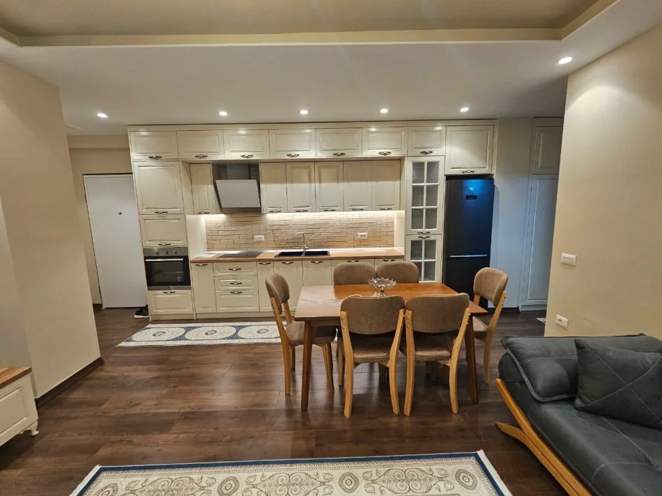 Tirane, jepet me qera apartament 2+1 Kati 3, 87 m² 700 € (Petro Nini Liarasi)