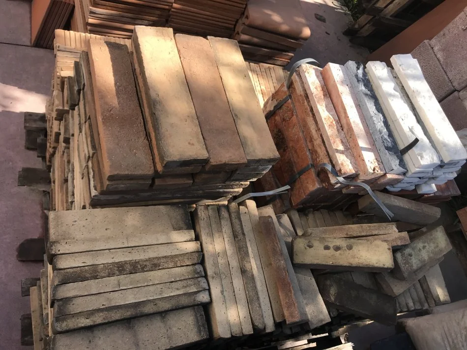 Materiale antike si: Oxhaqe, furra, pllaka balte me fotma dhe ngjyra te ndryshme per veshje ambjentesh etj...🤲🤲🤲