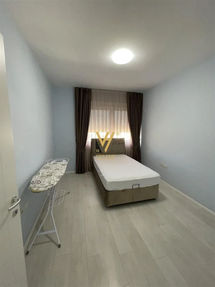 Tirane, jepet me qera apartament 3+1+Ballkon Kati 4, 180 m² 1.400 € (LIQENI I THATE)