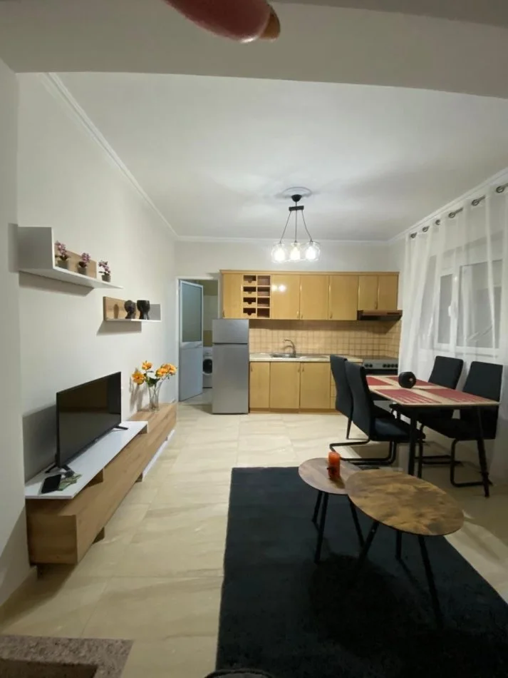Tirane, jepet me qera apartament 1+1+Ballkon Kati 2, 78 m² 400 € (Vellezerit Kondi)