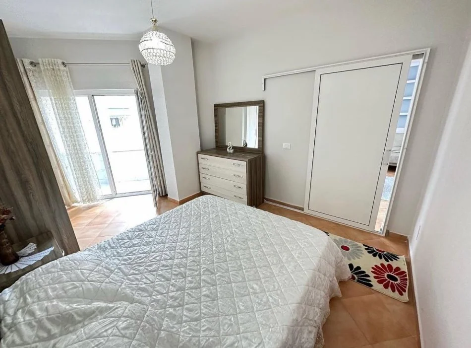 Tirane, jepet me qera apartament 1+1+Ballkon Kati 4, 60 m² 600 € (Liqeni i Thate)