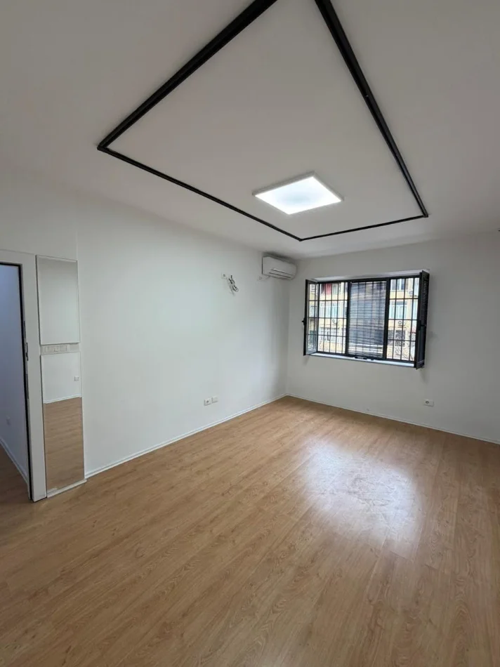 Tirane, jepet me qera zyre Kati 2, 59 m² 650 € (Rruga e Durresit)