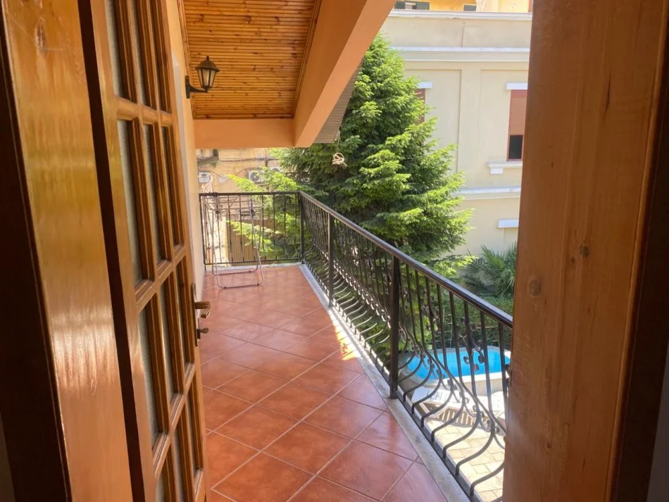 Tirane, jepet me qera apartament 2+1+Ballkon Kati 2, 90 m² 550 €