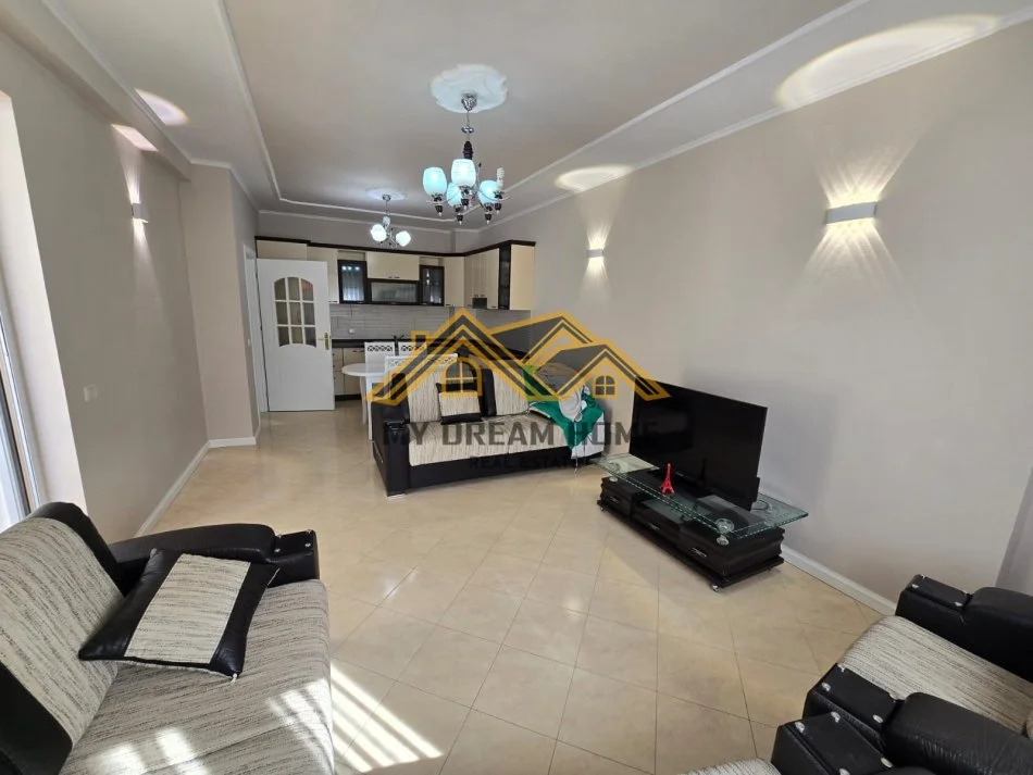 Durres, jepet me qera apartament 1+1 Kati 8, 70 m² 400 € (ISH URT)