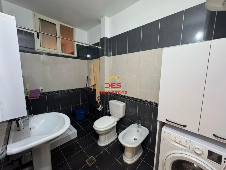 Vlore, jepet me qera apartament 2+1+Ballkon Kati 5, 120 m² 800 € (Rruga Çamëria)