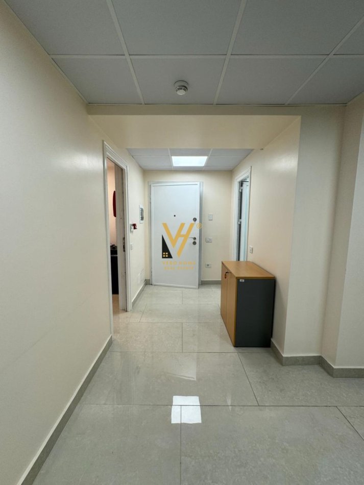 Tirane, jepet me qera zyre Kati 3, 150 m² 2.000 € (RRUGA E ELBASANIT)