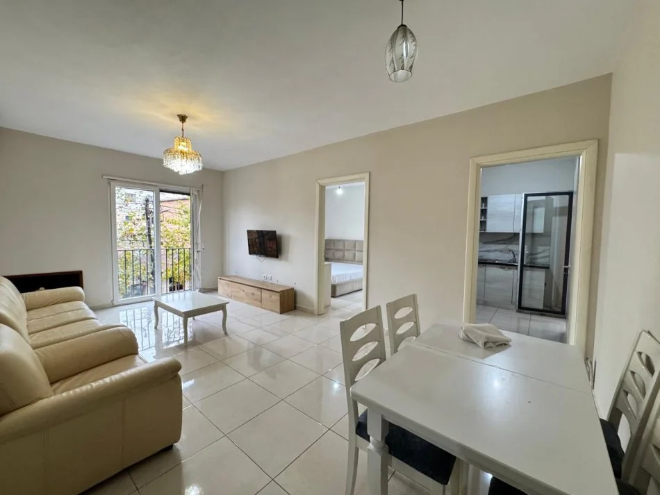 Tirane, jepet me qera apartament 2+1+Ballkon Kati 3, 100 m² 650 € 