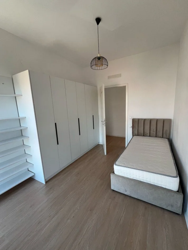 Tirane, jepet me qera apartament 2+1 , 550 € (Jordan Misja, Pallati Kontakt)