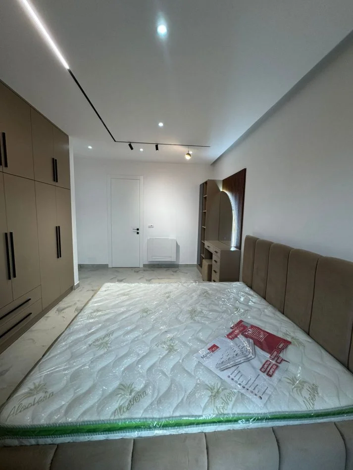 Tirane, jepet me qera apartament 2+1+Ballkon , 120 m² 1.300 € (kompleksi delijorgji)