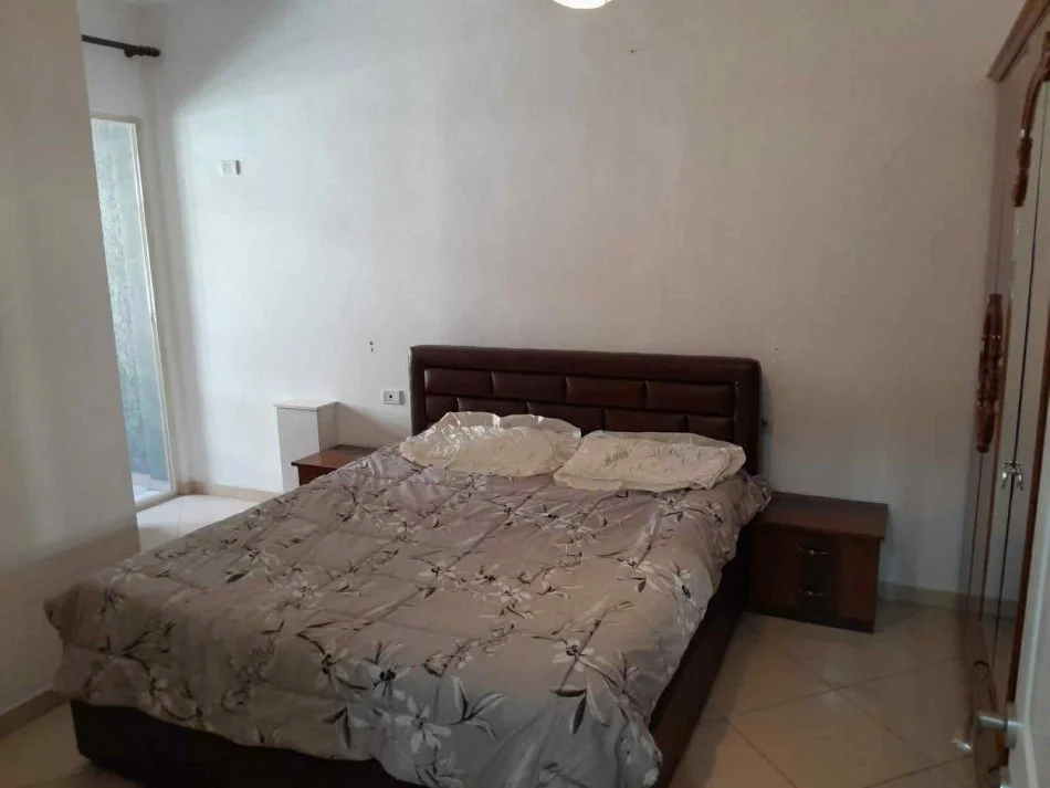 Tirane, jepet me qera apartament 2+1+Ballkon Kati 4, 95 m² 450 € (GOLDEN PARK AMERIKAN 3)
