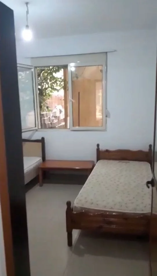 Tirane, jepet me qera shtepi 1+1+Ballkon Kati 1, 45 m² 270 € (rruga Jordani Misja)