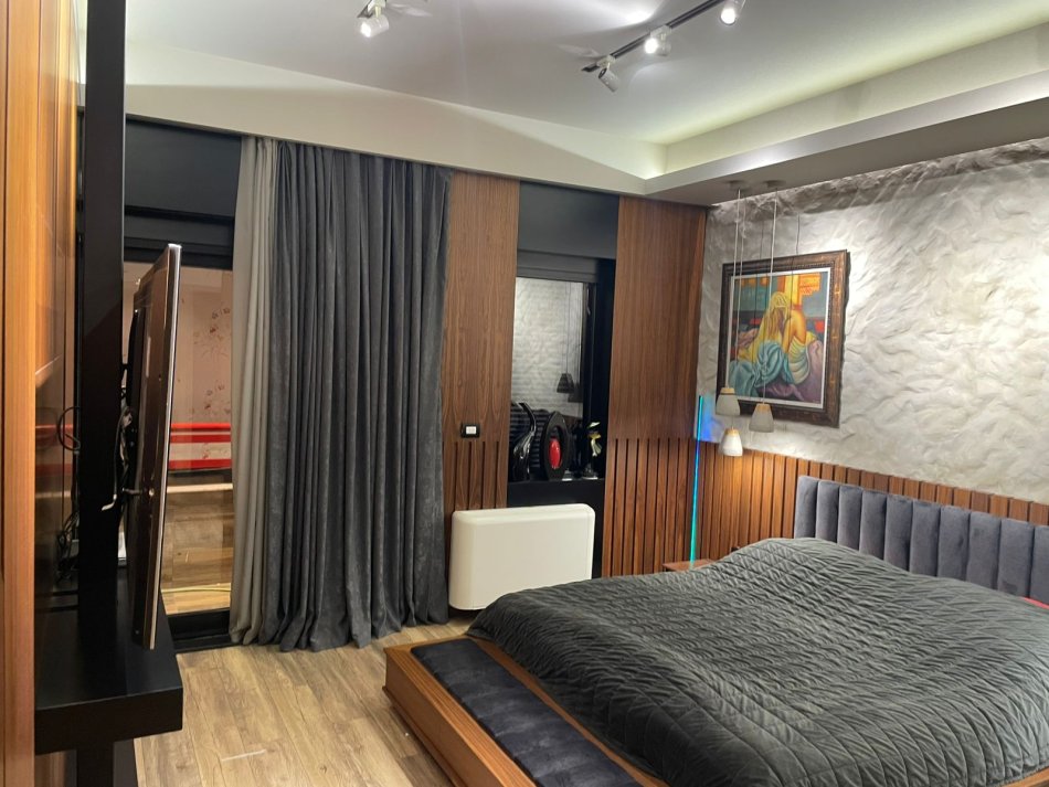 Tirane, jepet me qera apartament+verande | Penthouse Kati 4, 2.000 € (Rruga Peti)