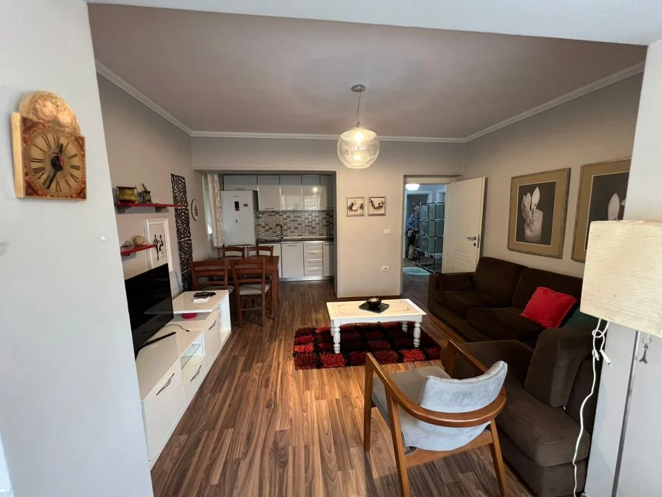 Tirane, jepet me qera apartament 3+1+Ballkon Kati 2, 100 m² 650 € (Rruga Barrikadave)