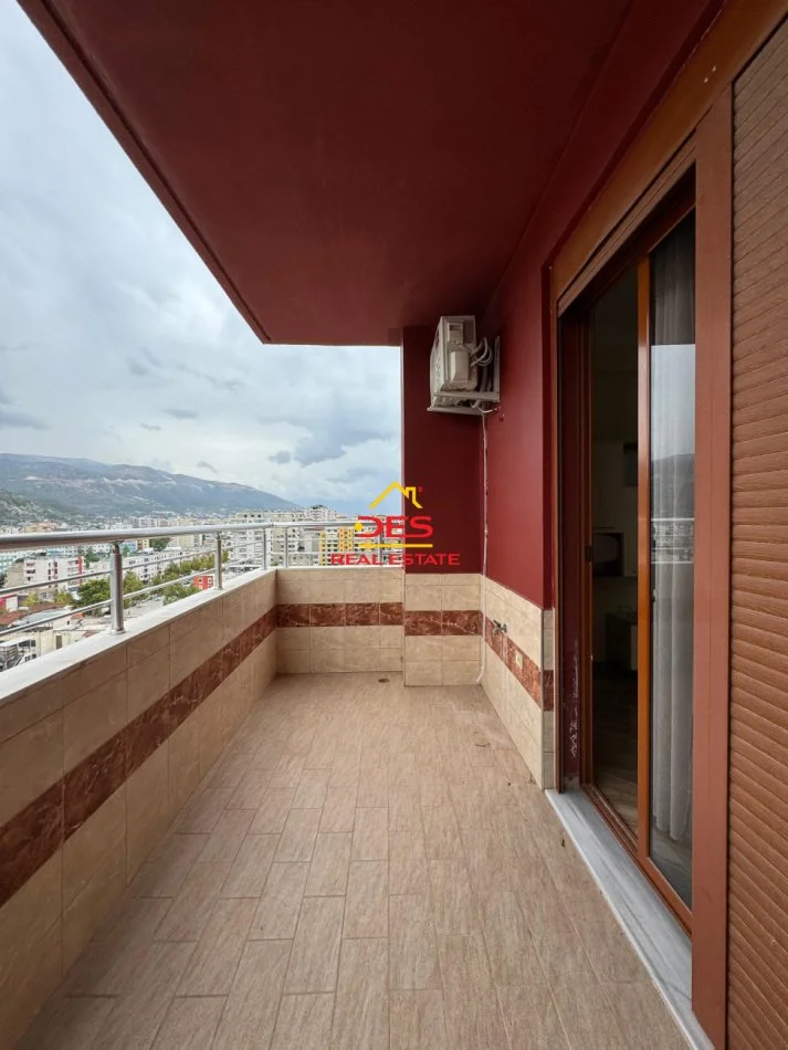 Vlore, jepet me qera apartament 2+1+Ballkon Kati 10, 120 m² 350 € (Rruga Hajredin Haxhiraj)