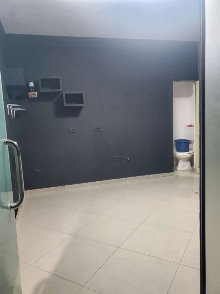 Tirane, jepet me qera dyqan Kati 0, 30 m² 130 € (Rruga egnatia)