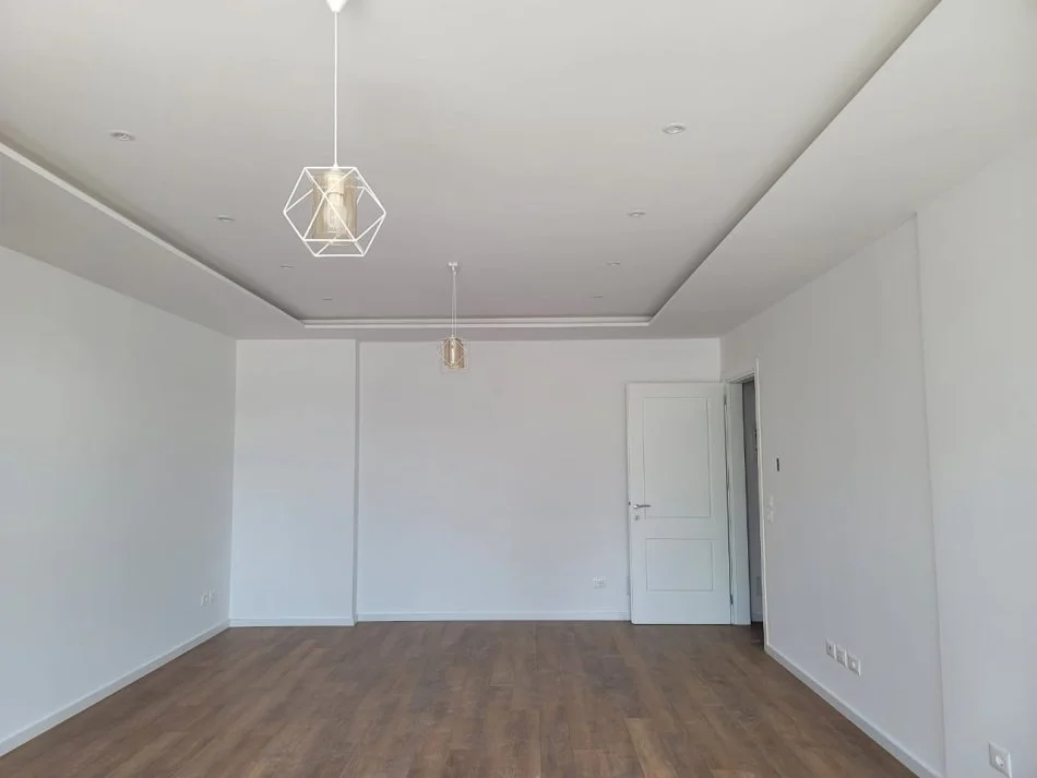 Tirane, jepet me qera ambjent biznesi , 131 m² 1.400 € (Lake View)