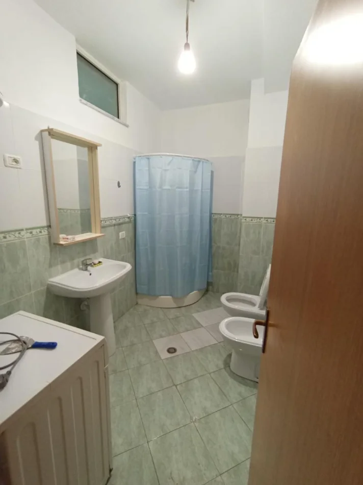 Durres, jepet me qera apartament 1+1 Kati 4, 75 m² 300 € (Rruga Pavaresia, Rrota Kuqe)