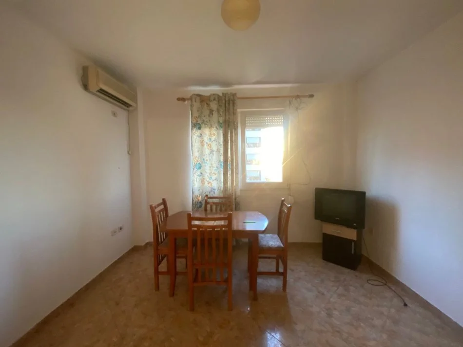 Tirane, jepet me qera apartament 2+1+Ballkon Kati 4, 400 m² 400 € (rruga 5 Maj)