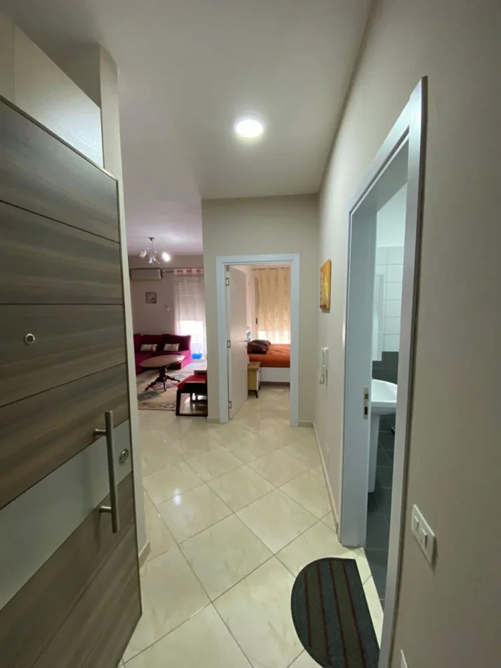 Tirane, jepet me qera apartament 1+1+Ballkon Kati 5, 65 m² 450 € (Golden Park , rruga Kavajes)