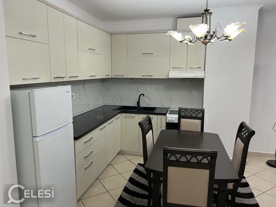 Tirane, jepet me qera apartament 2+1+Ballkon Kati 4, 87 m² 650 € (Rruga Bilal Golemi)