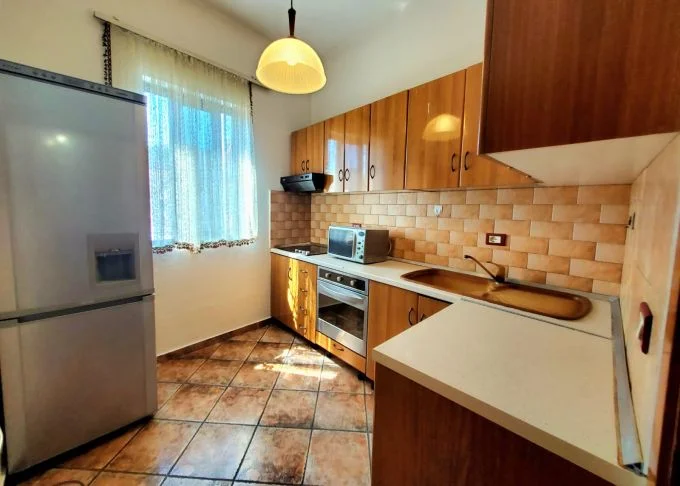 Tirane, jepet me qera apartament 2+1+Aneks+Ballkon Kati 1, 100 m² 550 € (rruga e durresit)