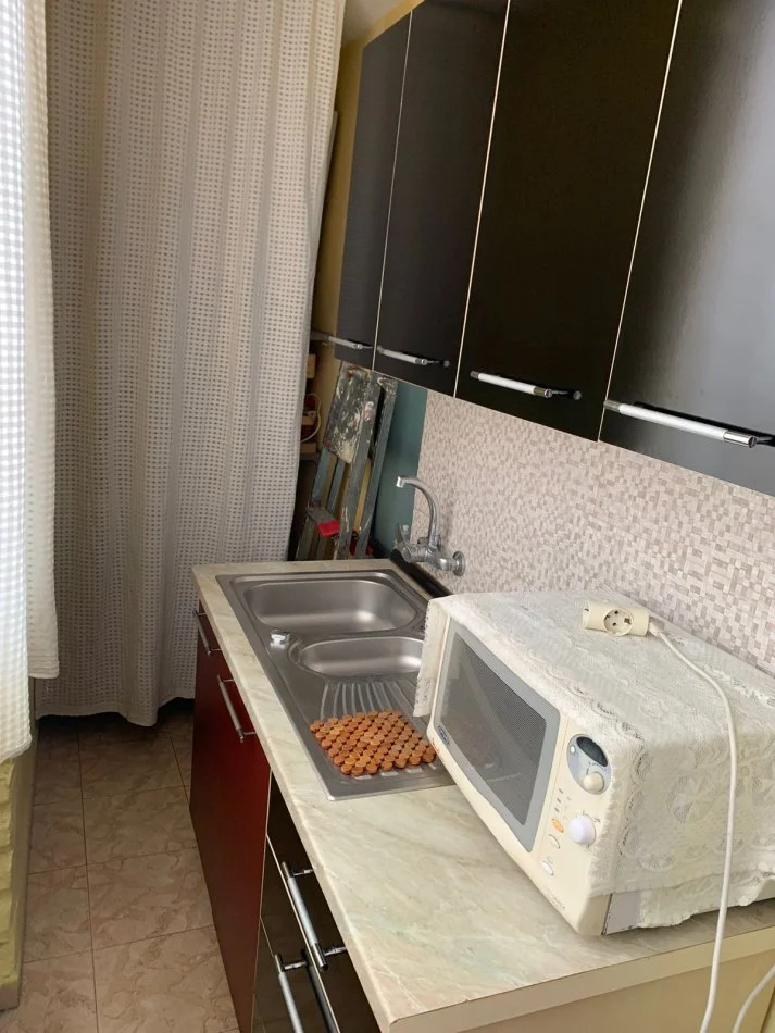 Tirane, jepet me qera apartament 1+1 Kati 5, 60 m² 400 € (rruga Qemal Stafa)
