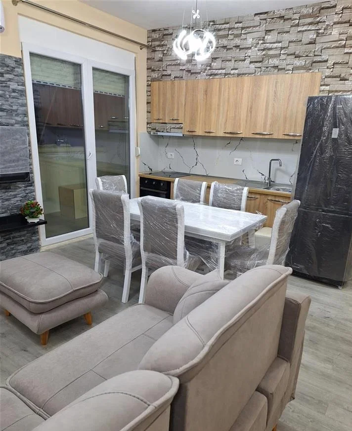 Tirane, jepet me qera apartament 2+1+Ballkon Kati 2, 120 m² 500 € (rruga 5 Maj)